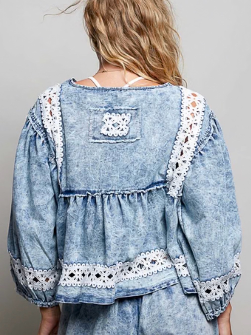 Women's Pol Blue Acid-Wash Lace Trim Peasant Top L - Picture 2 of 4